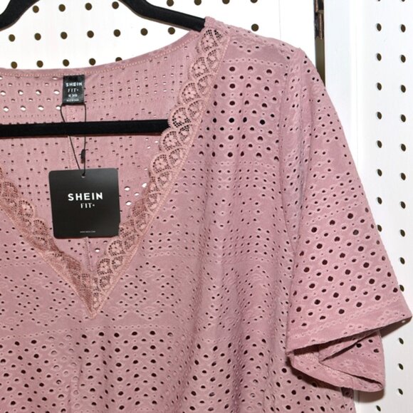Plus Size 24/26 Shein Fit+ Eyelet Embroidered Contrast Eyelash Lace Crop Tee NWT - Picture 4 of 7